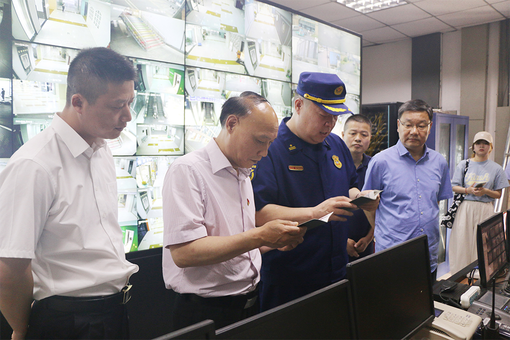 2021年6月，海宁市委副书记、政法委书记王建坤带队检查指导家纺城安全工作.jpg